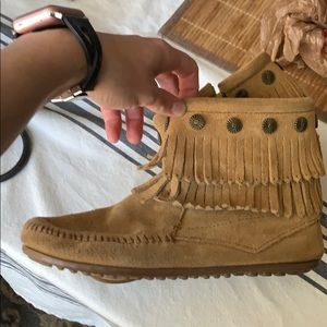 Minnetonka fringe boots, sz 6.5